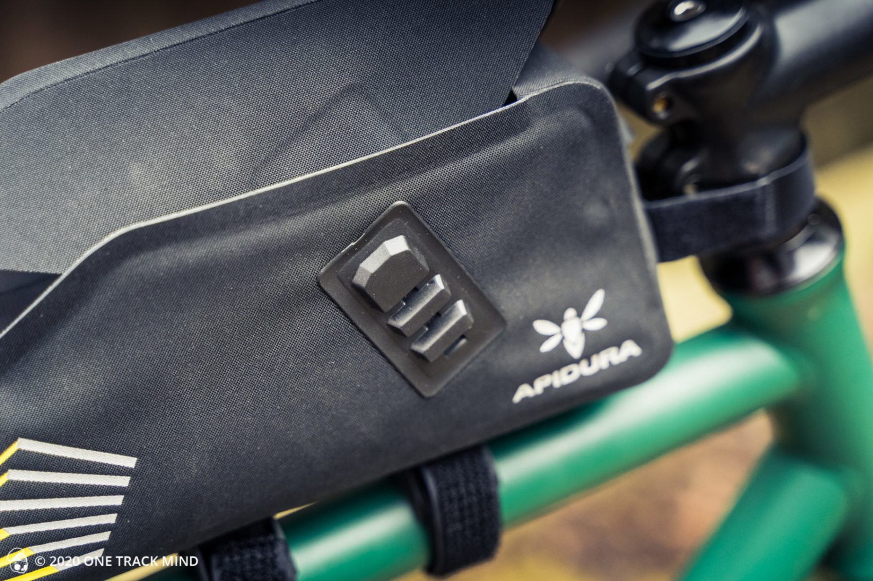 Apidura Racing Bolt-On Top Tube Pack Bag 02